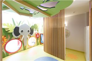 A jungle-themed kids room with an elephant mural and tree canopy